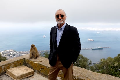 El escritor Arturo Pérez Reverte, con la bahía de Algeciras de fondo, durante la presentación en Gibraltar de su novela 'El italiano'.