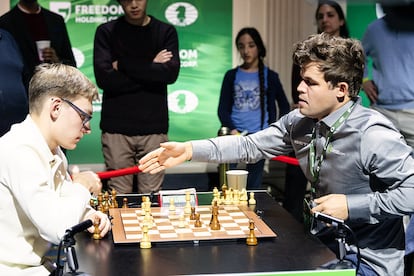 Carlsen se rinde y felicita a su rival, Denis Lazávik, en la 5ª ronda del Mundial de Rápidas, este jueves en Nueva York