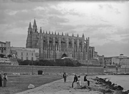 Las Islas Baleares mostraban a principios de siglo un paisaje ancestral, dominado por pequeños pueblos pesqueros y arquitecturas rurales. Entre 1913 y 1928, los fotógrafos Adolf Mas Ginestà   (1860-1936) y Pelai Mas Castañeeda (1891-1954) retrataron aquellas islas en miles de instantáneas. Ahora una selección de 64 fotografí­as procedentes de aquel fondo se exponen en la muestra Caminos de Mar, que se inaugura hoy y se abre al público mañana en la Casa Amatller (Palma de Mallorca), organizada por  la Fundación Instituto Amatller de Arte Hispánico y la Fundación "la Caixa". En la imagen, la Catedral de Palma de Mallorca, en 1913.