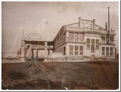 Antiguo edificio de las Termas Victoria, en la playa de la Malvarrosa, donde luego se ubicó la sala ACTV. |