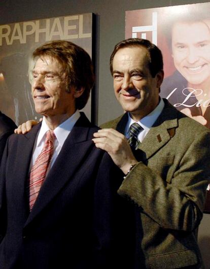 El cantante Raphael, junto a su consuegro y presidente del Congreso de los Diputados, José Bono, durante la inauguración en Linares (Jaén) del museo que recoge la colección personal que el artista ha cedido a su ciudad natal.
