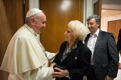 O papa com Estela de Carlotto e seu neto.