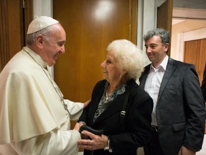 O papa com Estela de Carlotto e seu neto.