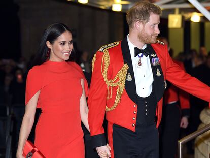 Meghan Markle con el vestido rojo de Safiyaa que ha revolucionado Internet.