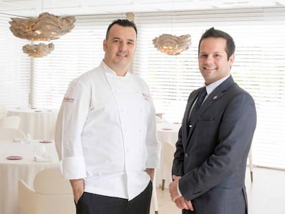 El chef José Manuel Miguel, a la izquierda, y el sumiller Gonzalo Alonso, en su restaurante Beat, en Calpe (Alicante).