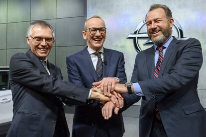 Los presidentes de PSA Peugeot Citröen, Carlos Tavares, Opel, Karl-Thomas Neumann, y General Motors, Dan Ammann, durante la presentación del nuevo Opel Insignia.