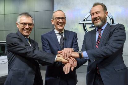 Los presidentes de PSA Peugeot Citr&ouml;en, Carlos Tavares, Opel, Karl-Thomas Neumann, y General Motors, Dan Ammann, durante la presentaci&oacute;n del nuevo Opel Insignia.