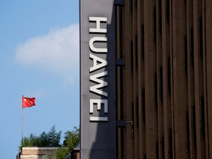 Una bandera china cerca de una tienda de Huawei en Shanghai, China.