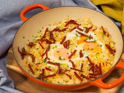 Arroz crujiente con huevos, la receta de aprovechamiento con tres ingredientes