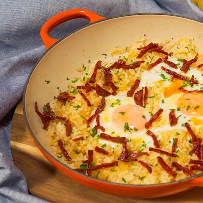 Arroz crujiente con huevos, la receta de aprovechamiento con tres ingredientes