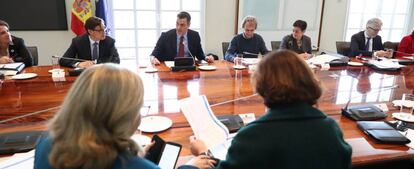 El presidente del Gobierno, Pedro Sánchez (en el centro), preside la reunión de la Comisión Interministerial sobre el Coronavirus en La Moncloa. 