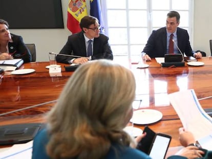 El presidente del Gobierno, Pedro Sánchez (en el centro), preside la reunión de la Comisión Interministerial sobre el Coronavirus en La Moncloa. 