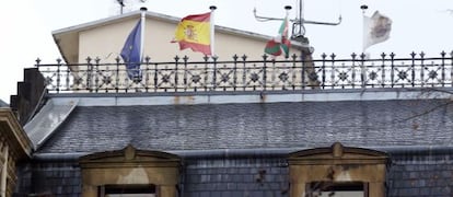 Las banderas de la Unión Europea, España y Euskadi, este jueves, en el tejado de la Diputación de Gipuzkoa.