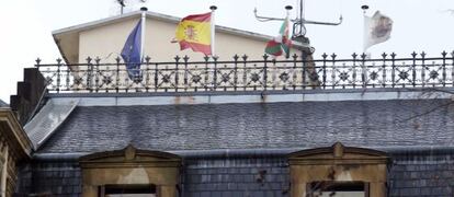 Las banderas de la Unión Europea, España y Euskadi, este jueves, en el tejado de la Diputación de Gipuzkoa.