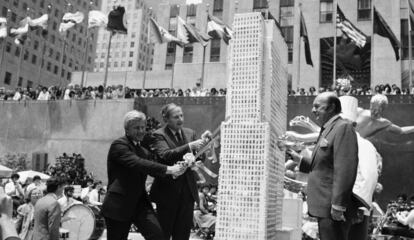 David Rockefeller, segundo a la izquierda, corta un pastel ,réplica del Rockefeller Center con ocasión de su cumpleaños.