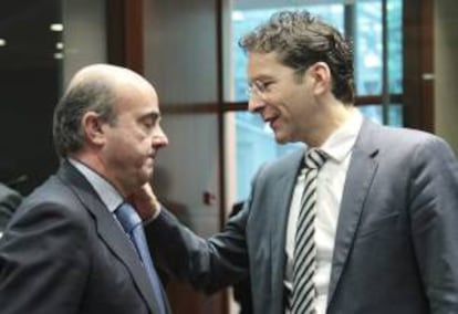 El ministro español de Economía, Luis de Guindos (izq), charla con su homólogo holandés y presidente del Eurogrupo, Jeroen Dijsselbloem (der), al comienzo de un consejo de ministros de Economía y Finanzas de la Unión Europea (ECOFIN). EFE/Archivo