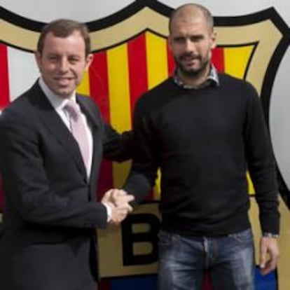 El presidente del FC. Barcelona, Sandro Rosell, estrecha la mano del entrenador Josep Guardiola