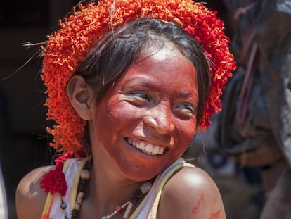 Una joven guaraní con su rostro pintado de rojo, Brasil.