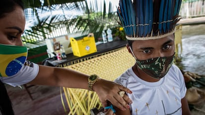 Una trabajadora del Distrito Sanitario Especial Indígena (DSEI) de Manaos vacuna a la joven indígena Ruan Viana, de 18 años, en febrero.