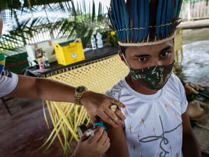 Una trabajadora aplica una vacuna contra la covid en el municipio de Autazes, en la Amazonia brasileña.