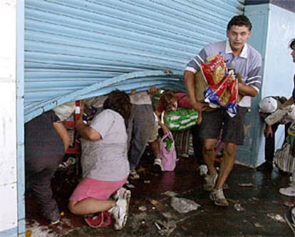 Un grupo de argentinos asalta, ayer, una tienda