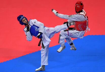 El brasileño, Edival Marques, y el dominicano, Bernardo Pie, compiten en la final masculina de taekwondo, durante los Juegos Panamericanos celebrados en Lima (Perú).