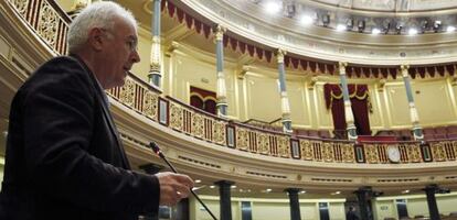 El l&iacute;der de IU, Cayo Lara, durante la sesi&oacute;n de control al Gobierno de este mi&eacute;rcoles.