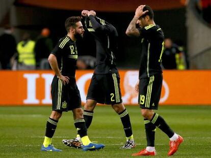 Carvajal, Albiol y Vitolo durante el partido ante Holanda.