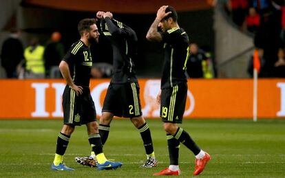 Carvajal, Albiol y Vitolo durante el partido ante Holanda.