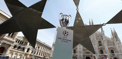 El trofeo de la Liga de Campeones, expuesto ayer en la plaza del Duomo en Mil&aacute;n.