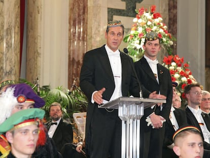 El líder ultra Heinz Christian Strache, en el centro, con Udo Guggenbichler, organizador del baile de las Burschenschaften, en el palacio imperial de Viena, el pasado 27 de enero.