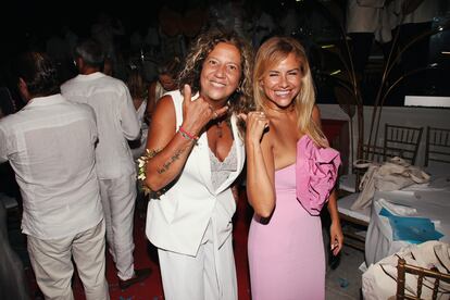 La cantante Rosana y la presentadora Mónica Hoyos, en la fiesta de después de la gala.