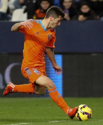 José Luis Gayá centra un balón en el encuentro contra el Málaga.