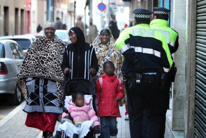 Una familia de inmigrantes pasea por una calle de Salt.