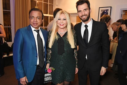 Pramod Mittal junto a los productores de cine Monika Bacardi y Andrea Iervolino, en los premios Bafta 2016 en Londres.