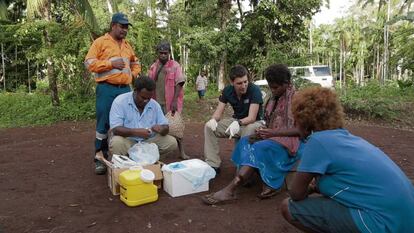 Oriol Mitj&agrave; en una campa&ntilde;a de administraci&oacute;n de azitromicina en Pap&uacute;a Nueva Guinea