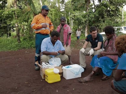 Oriol Mitj&agrave; en una campa&ntilde;a de administraci&oacute;n de azitromicina en Pap&uacute;a Nueva Guinea