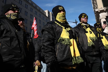  Miembros de los 'Proud Boys', organizacin de extrema derecha, marchan durante la toma de posesin del presidente Donald Trump, este lunes en Washington. 