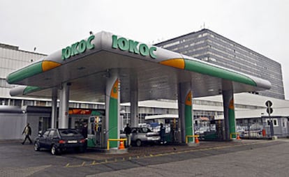 Una estación de abastecimiento perteneciente a la compañía petrolera Yukos.