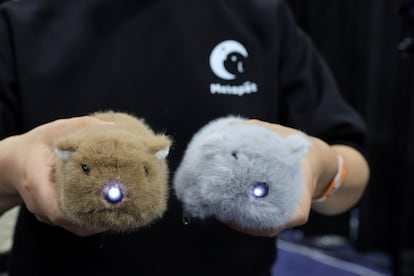 'Noono', ratones robóticos para mascotas con inteligencia artificial, se muestran en el 'stand' de Metapet.