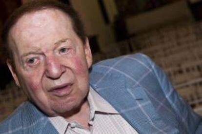 El magnate norteamericano Sheldon Adelson, propietario de la empresa Las Vegas Sands y promotor del complejo de ocio y casino Eurovegas en la localidad madrileña de Alcorcón, ha participado  en un acto en el Ayuntamiento de Toledo. EFE/Archivo