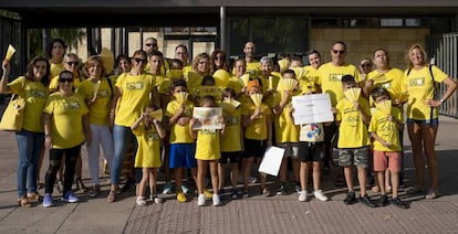 Miembros de la plataforma Escuelas de Calor se manifiestan delante de la Junta de Andalucía, en Sevilla.