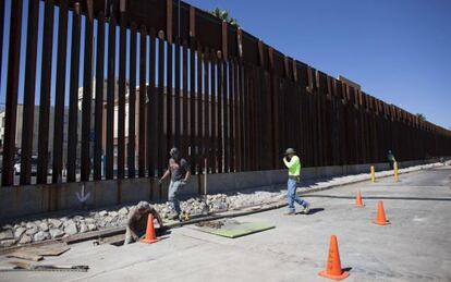 Funcionarios trabajan para cerrar un túnel en la frontera entre EE UU y México.