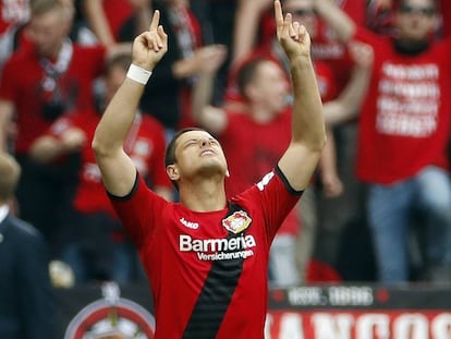 Chicharito festeja su último gol en la temporada con el Leverkusen