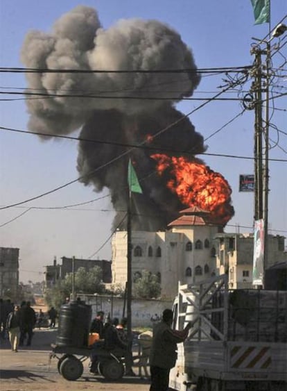 Una columna de fuego sale de tanques de combustible alcanzados por un ataque aéreo israelí en Rafah.