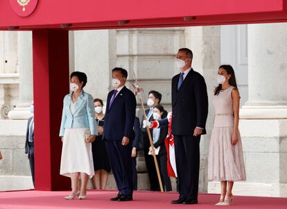 Los reyes Felipe y Letizia junto al presidente de Corea del Sur, Moon Jae-In, y su esposa Kim Jung-Sook, durante la recepción oficial.