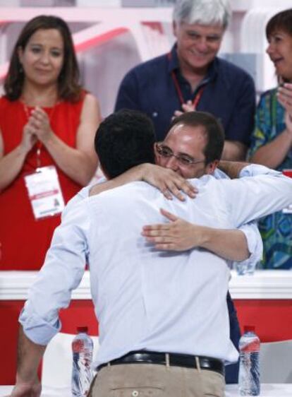 Pedro S&aacute;nchez abraza a C&eacute;sar Luena, nuevo secretario de Organizaci&oacute;n, ayer en la clausura del congreso del PSOE.