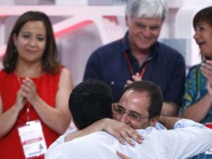 Pedro S&aacute;nchez abraza a C&eacute;sar Luena, nuevo secretario de Organizaci&oacute;n, ayer en la clausura del congreso del PSOE.