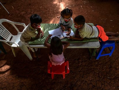 La clase de la maestra Graciela a niños indígenas emberá en Panamá