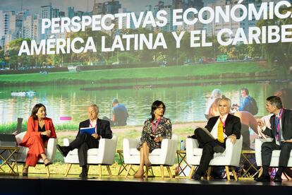 Los participantes conversan en el primer día de actividades del foro. 